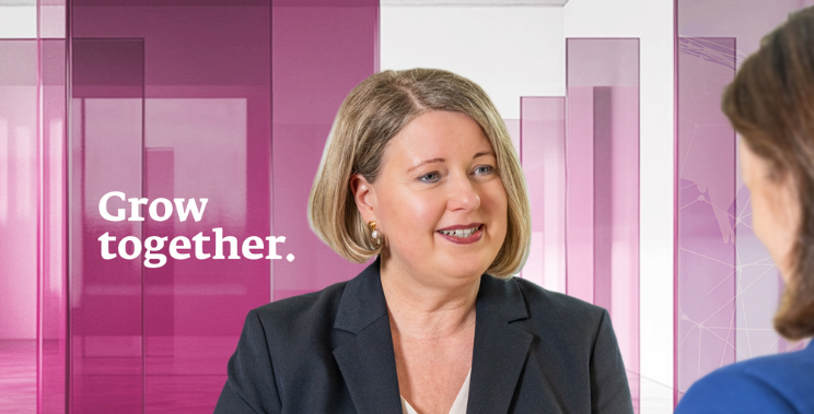 Zwei Frauen im Gespräch mit „Grow together“-Text.