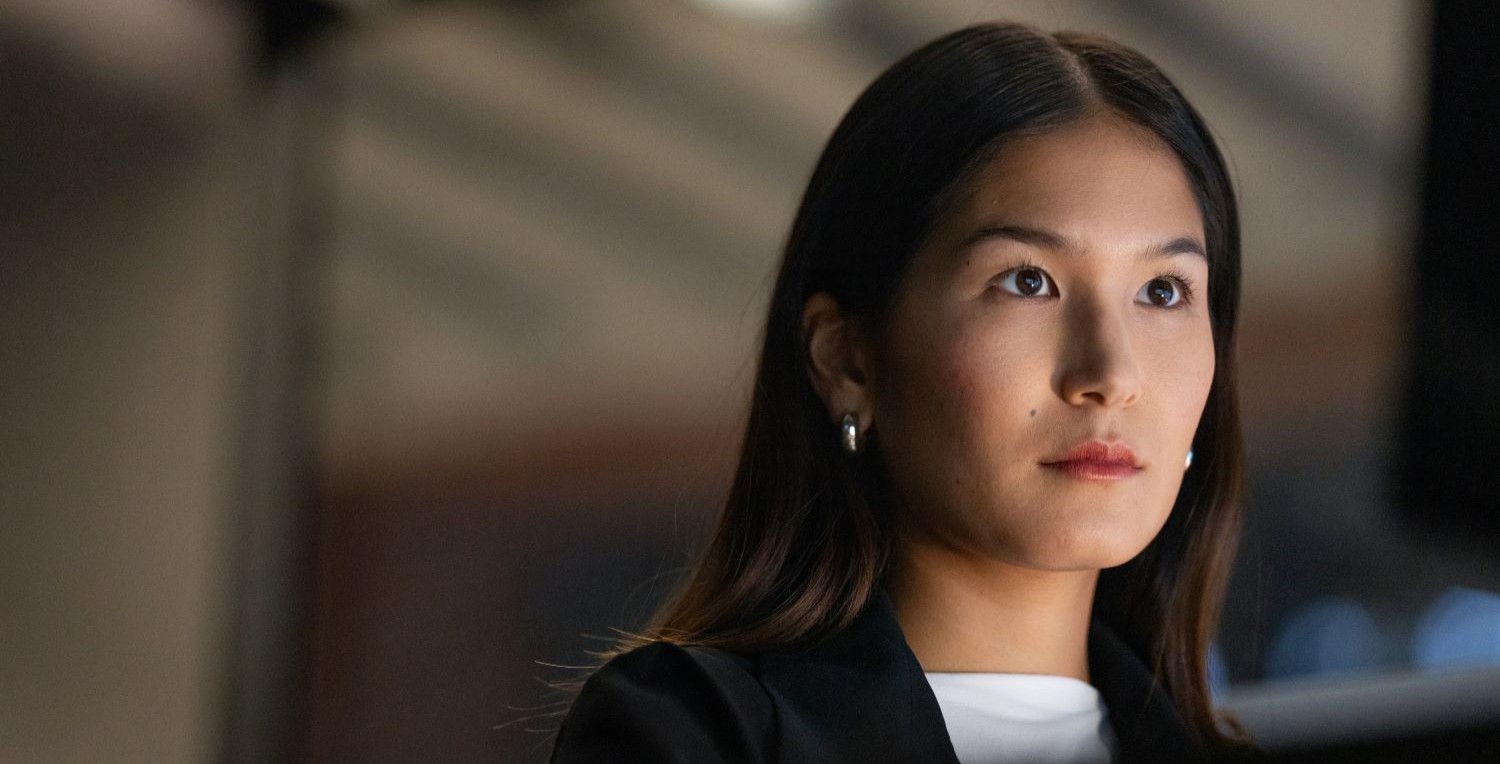 Konzentriert blickende junge Frau