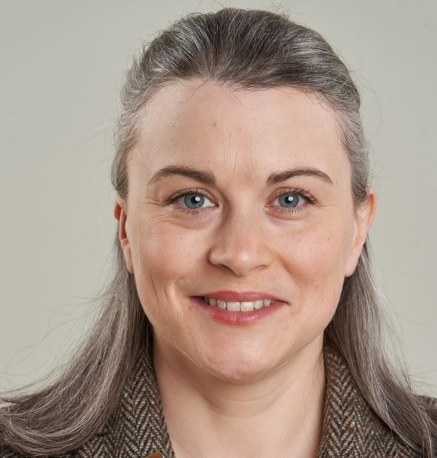 Frau mit grauen Haaren und freundlichem Lächeln