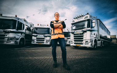 Chauffeur leunt uit cabine van witte vrachtwagen!
