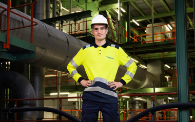 Medewerker met helm in fabriekshal