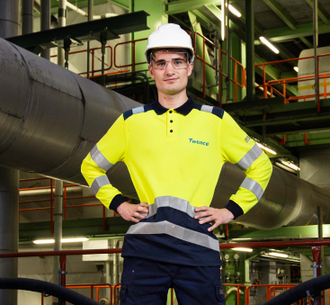 Medewerker met helm in fabriekshal