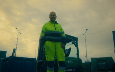 Medewerker in veiligheidspak bij heftruck