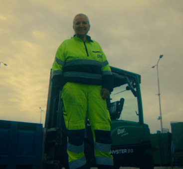 Medewerker in veiligheidspak bij heftruck