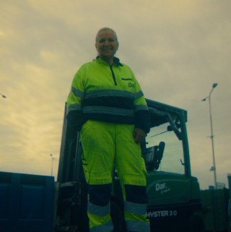 Medewerker in veiligheidspak bij heftruck