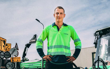 Medewerker in groene werkkleding op bouwplaats