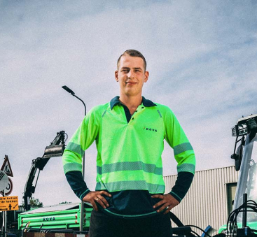 Medewerker in groene werkkleding op bouwplaats