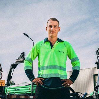 Medewerker in groene werkkleding op bouwplaats