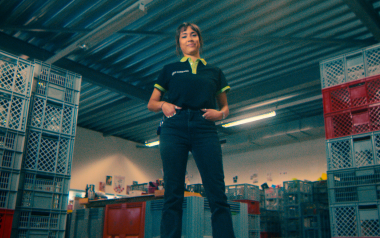 Medewerker in magazijn tussen stapelkratten