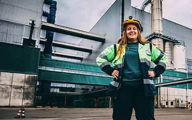 Medewerker in veiligheidskleding bij fabriek