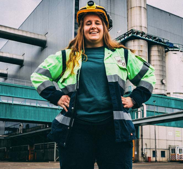 Medewerker in veiligheidskleding bij fabriek