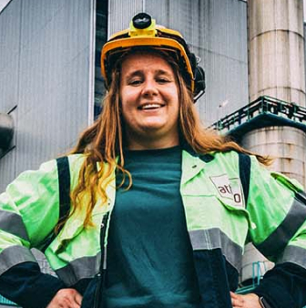 Medewerker in veiligheidskleding bij fabriek