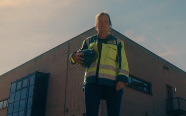 Medewerker met helm voor bedrijfsgebouw