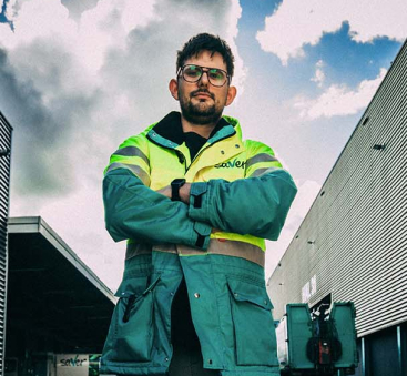Medewerker in veiligheidskleding voor gebouw