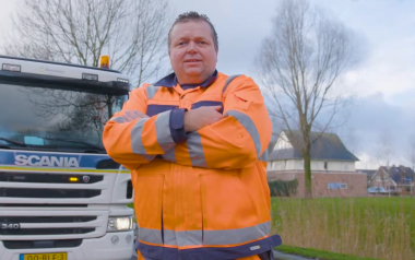 Vuilnisman staat met armen gekruist bij wagen bus!