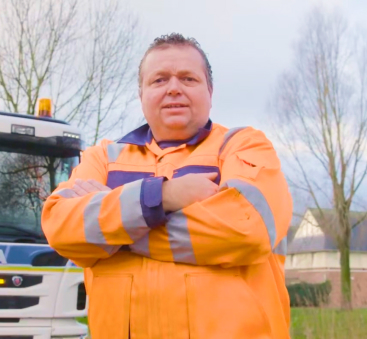 Vuilnisman staat met armen gekruist bij wagen bus!