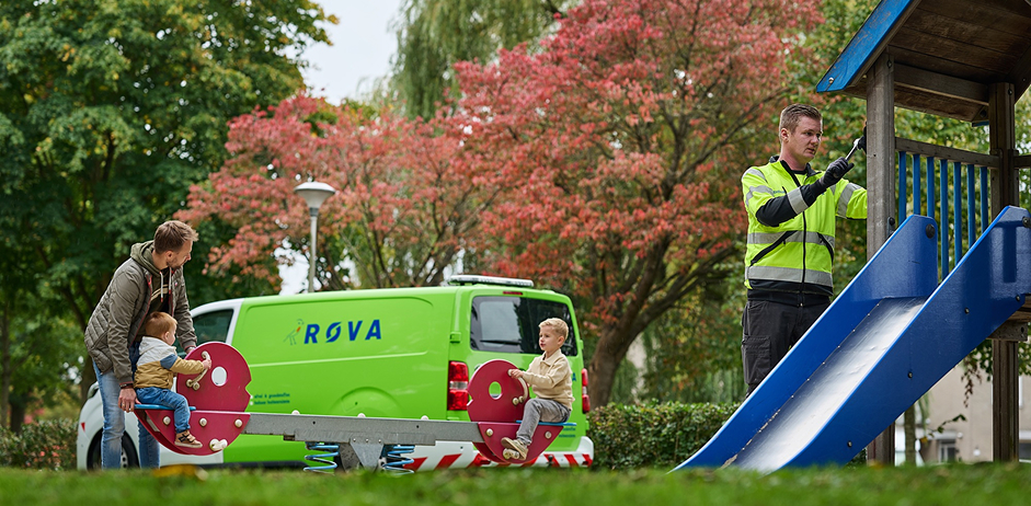 Medewerker onderhoudt speeltoestel in park.