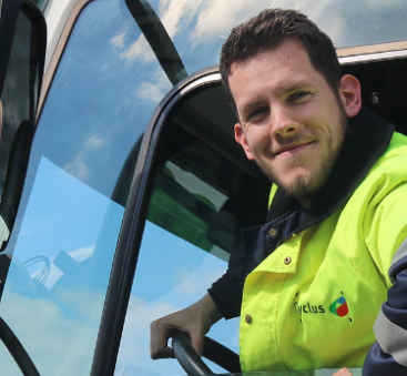 Chauffeur glimlacht vanuit cabine van witte vrachtwagen vandaag