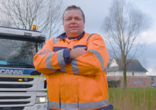 Vuilnisman staat met armen gekruist bij wagen bus!