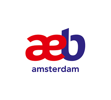 Operator bestuurt kraan in afvalverwerkingshal.