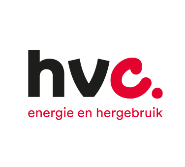 Medewerker sorteert karton bij afvalverwerking.