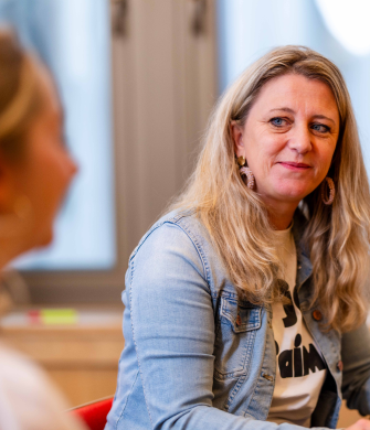 Vrouw in gesprek tijdens overleg