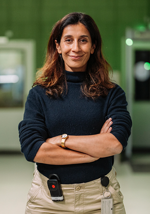 Medewerker staat in gang met armen over elkaar