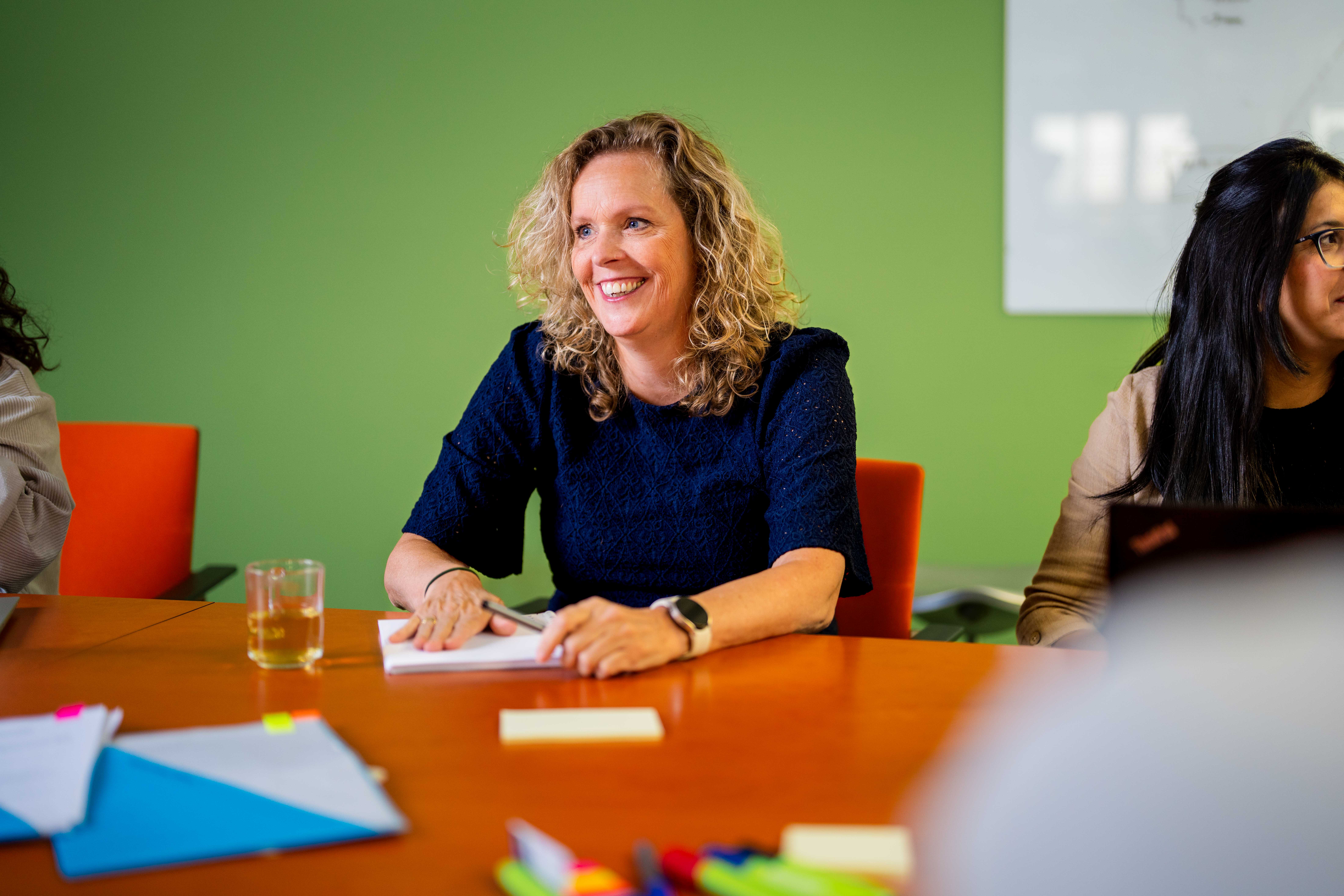 Medewerker praat buiten met man op terrein
