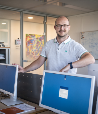 Persoon zet kantoorcomputers klaar