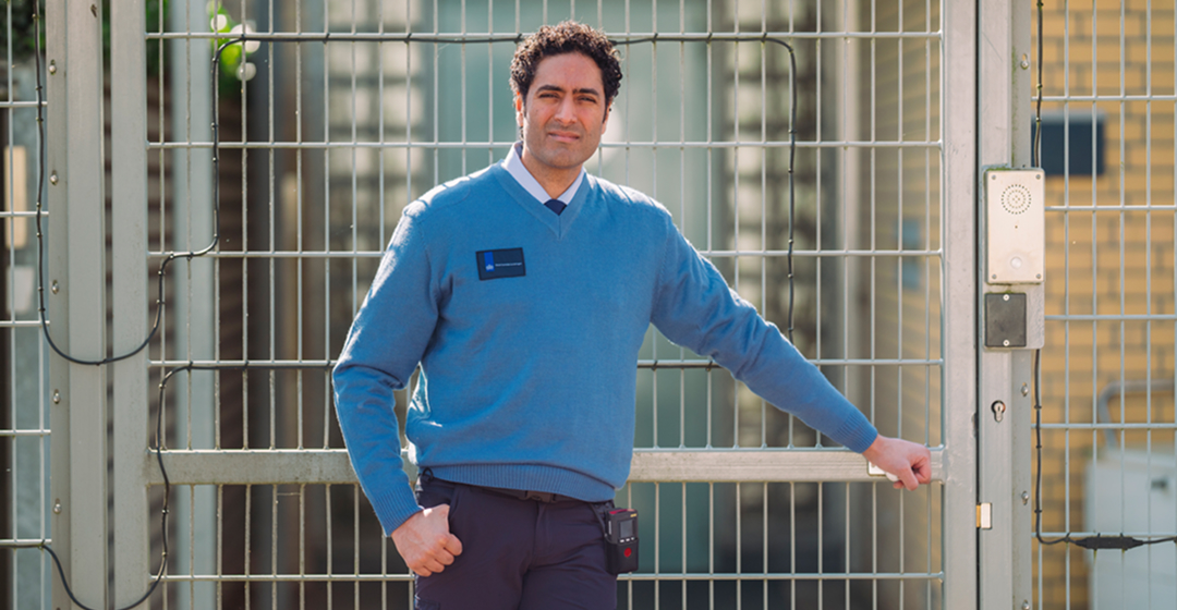 Beveiliger opent hek bij ingang