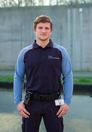 Penitentiair medewerker staat op binnenplaats