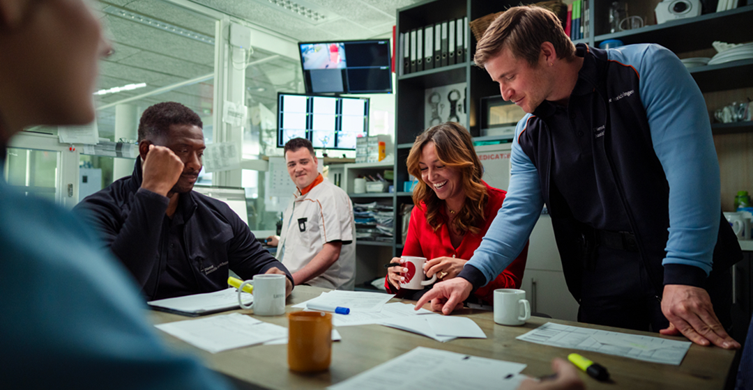 Team justitie overlegt aan tafel met documenten