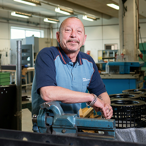 Medewerker in werkplaats met machine