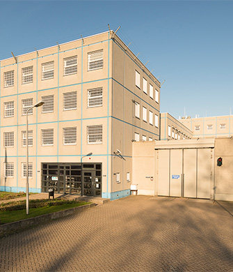 Gevangenisgebouw met beveiligde ingang