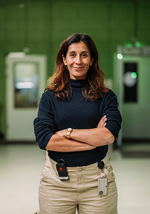 Medewerkster staat zelfverzekerd in gang