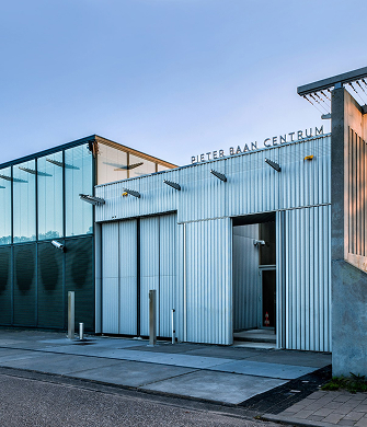 Moderne gevel van Pieter Baan Centrum gebouw