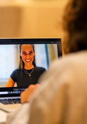 Online overleg tussen collega’s via laptop