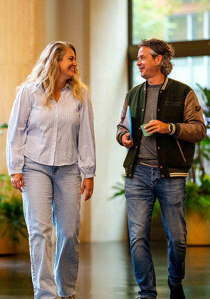 Twee collega’s in gesprek tijdens wandeling