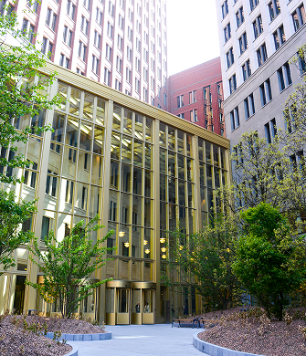 Gebouw met glazen entree en binnentuin