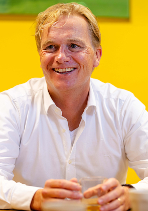 Collega lacht tijdens informeel overleg