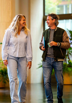 Twee collega’s in gesprek tijdens wandeling