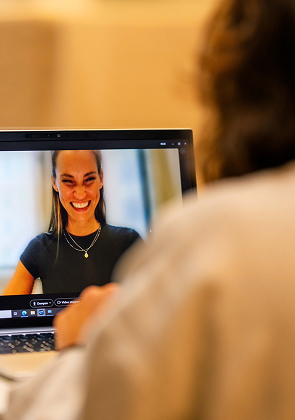 Online overleg tussen collega’s via laptop