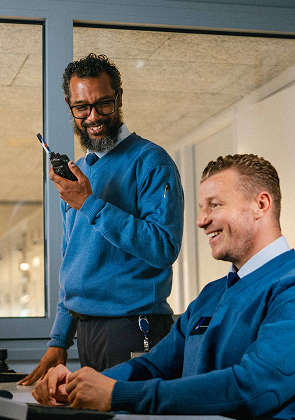 Medewerkers houden toezicht vanuit controlekamer