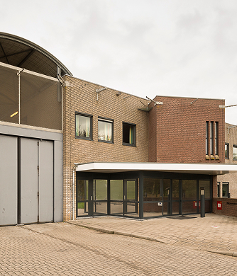 Gebouw met beveiligde ingang en overkapping