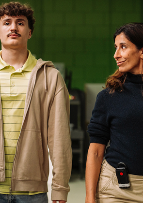 De man met tas loopt samen met de vrouw door de gang