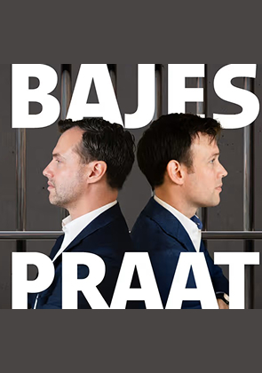 Twee personen staan rug aan rug voor metalen tralies