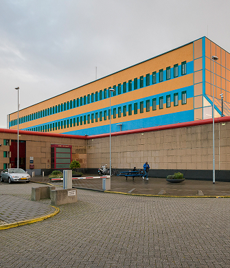 Modern gevangenisgebouw met ingang en muur buiten