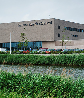 Justitieel Complex Zaanstad aan waterkant