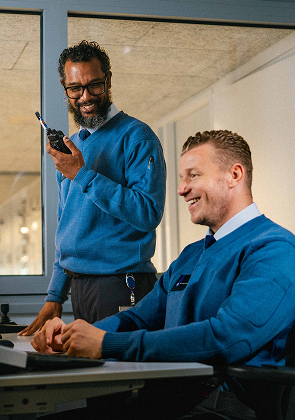 Collega’s lachen samen achter bureau op kantoor