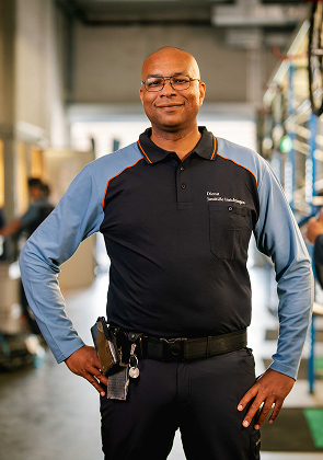 Medewerker staat trots in werkruimte